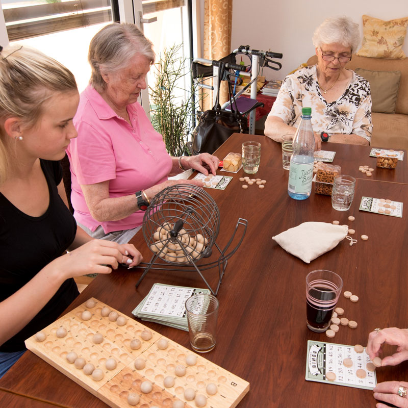 Spiele in der Wohngemeinschaft des Sozialen Zentrum Espenau der Werk-Hilfe