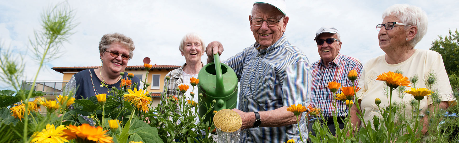 Bewohner des Soziales Zentrum Calden "Wohnen im Park" gärtnern