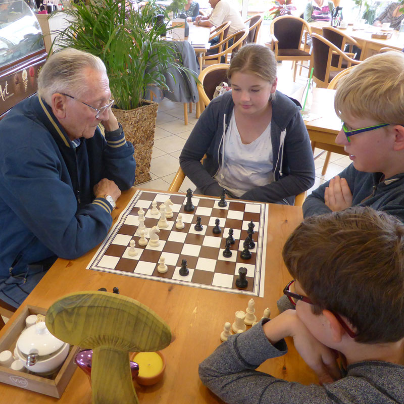 Generationen-Schach im Sozialen Zentrums Espenau der Werk-Hilfe